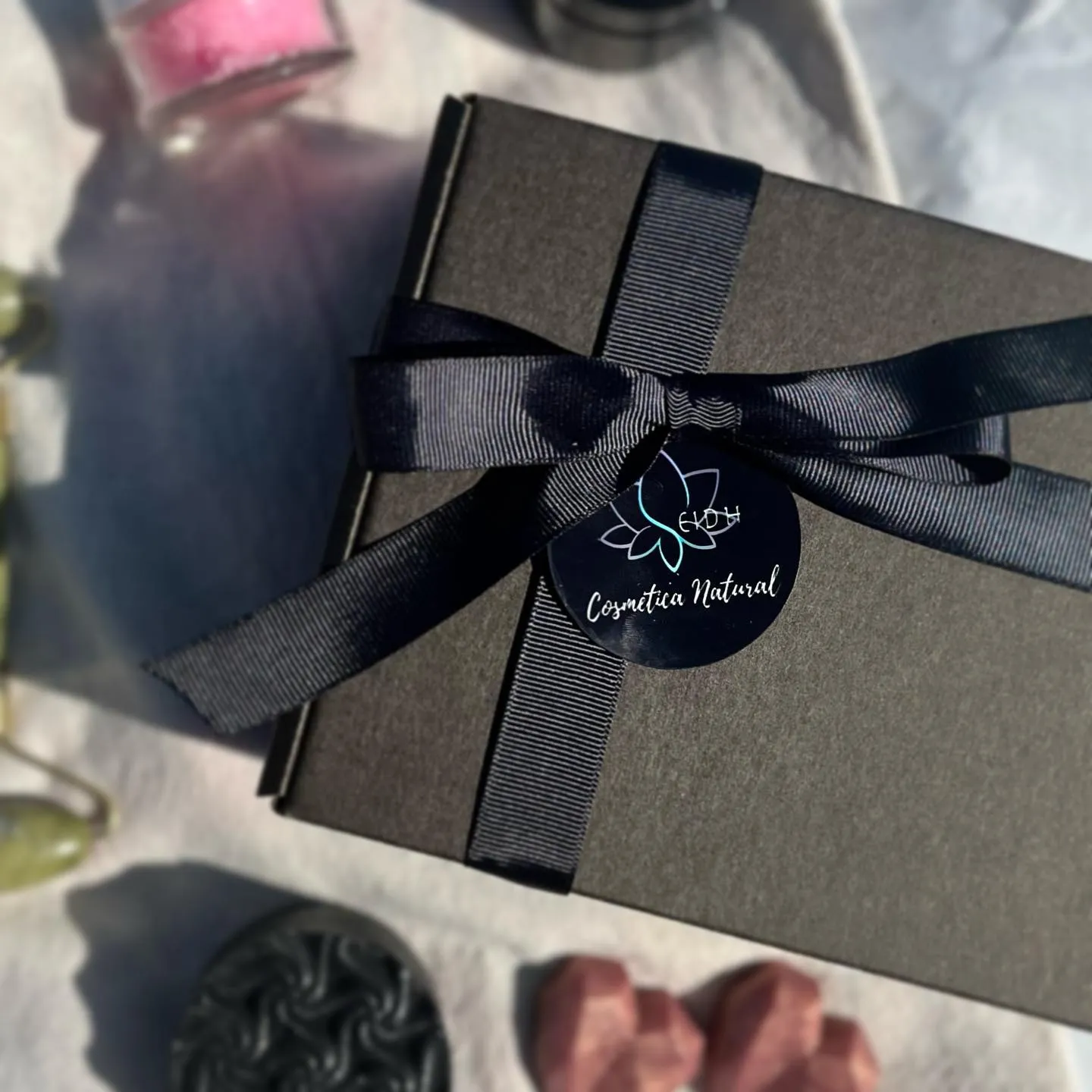 Caja de regalo Seidh Cosmética Natural envuelta con cinta